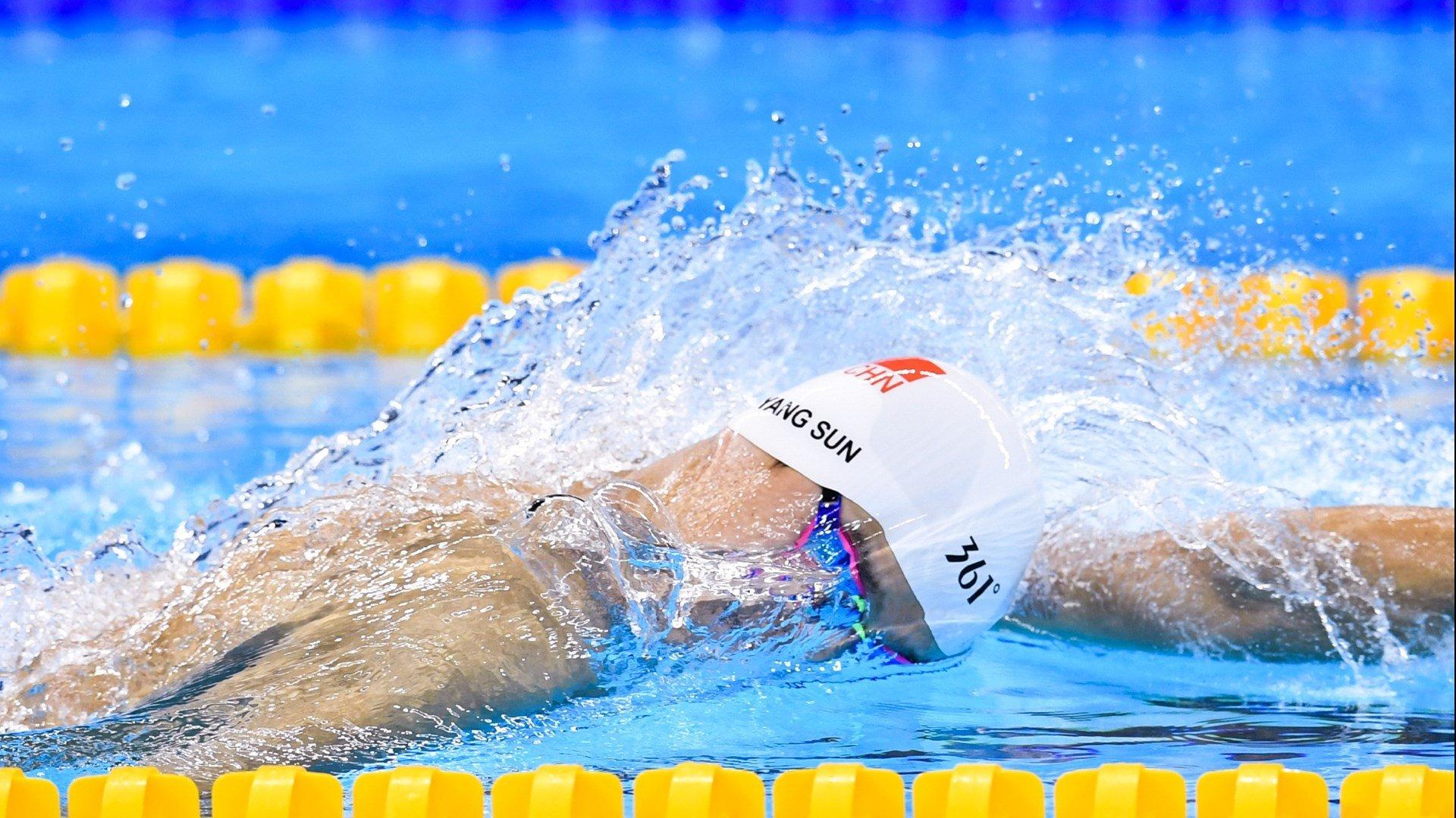 青岛读秒绝杀！刘健补时制胜，新援进球被吹后主场险胜重庆